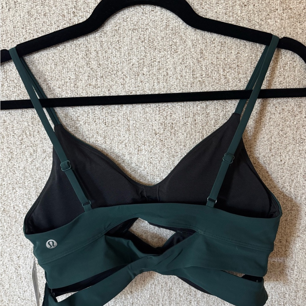 Lululemon V-neck Crossover Underband Bra- size 8/Medium, NWT - Picture 2 of 2
